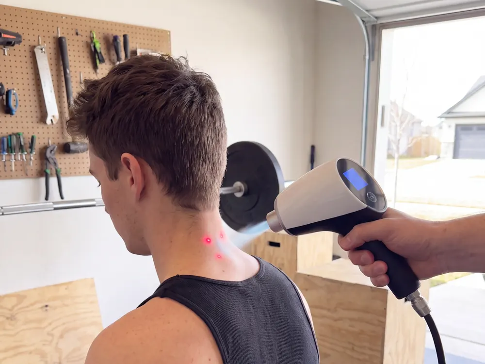 Treating an athlete's neck with World Cryo in a home gym